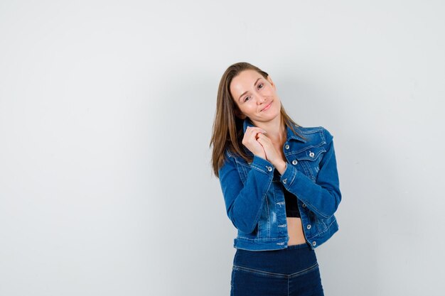 Chica joven expresiva posando en el estudio