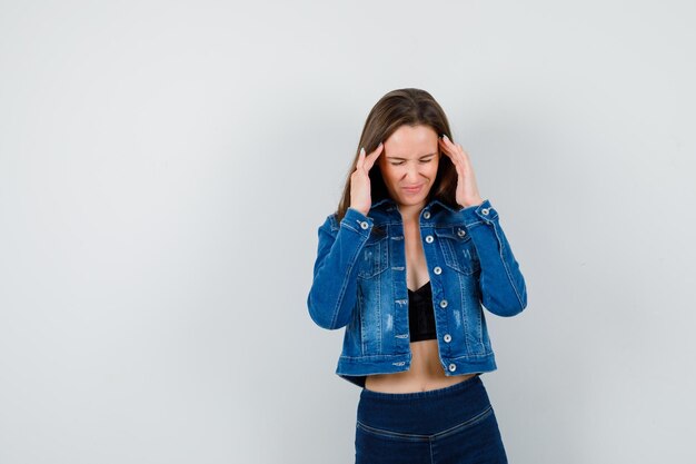 Chica joven expresiva posando en el estudio