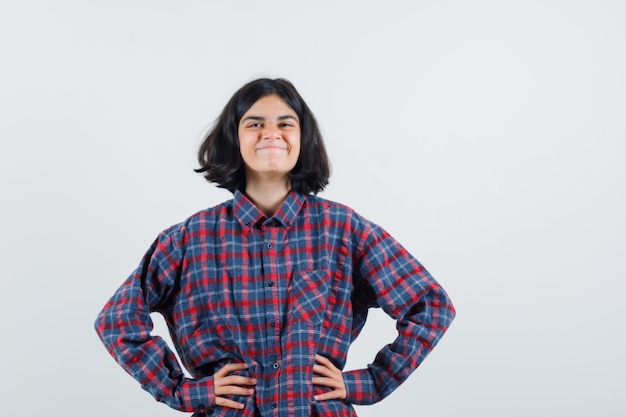 Chica joven expresiva posando en el estudio