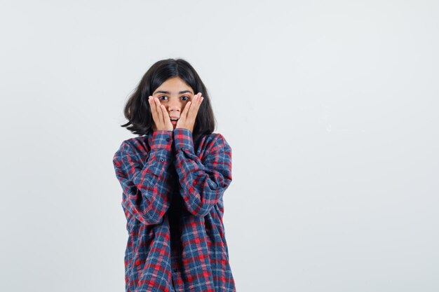 Chica joven expresiva posando en el estudio