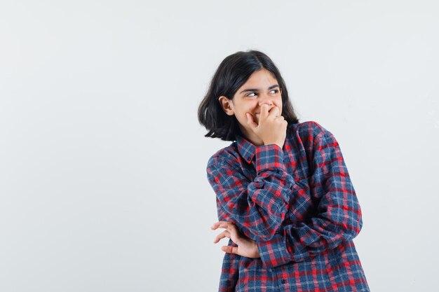 Chica joven expresiva posando en el estudio