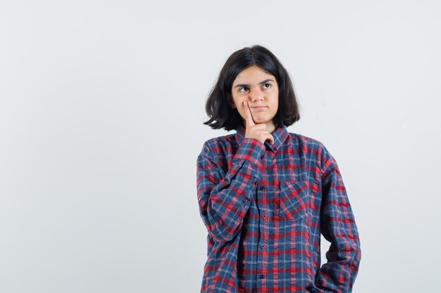 Chica joven expresiva posando en el estudio