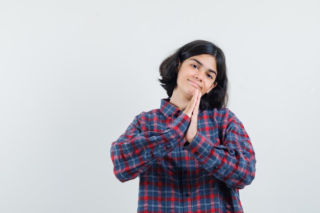 Chica joven expresiva posando en el estudio