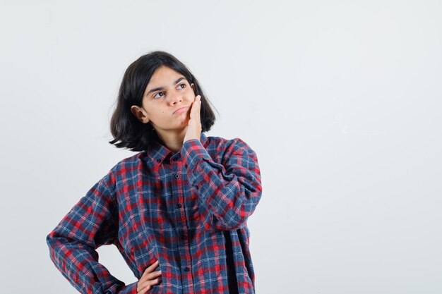 Chica joven expresiva posando en el estudio