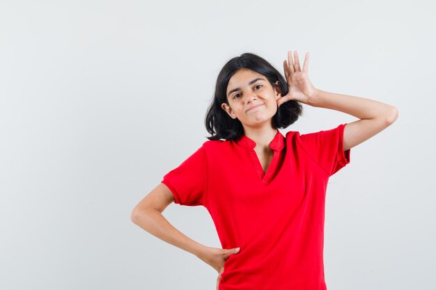 Chica joven expresiva posando en el estudio