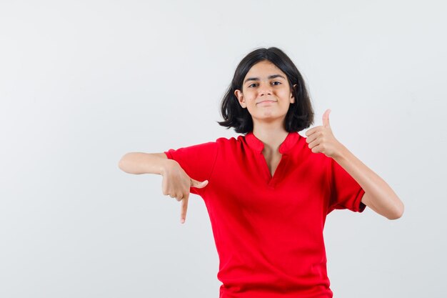 Chica joven expresiva posando en el estudio