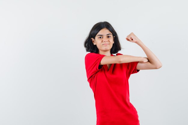 Chica joven expresiva posando en el estudio