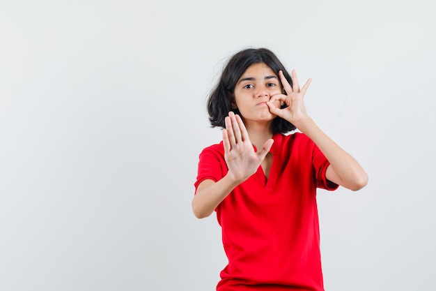 Chica joven expresiva posando en el estudio