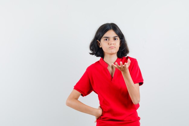 Chica joven expresiva posando en el estudio