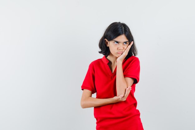 Chica joven expresiva posando en el estudio