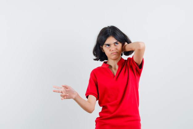 Chica joven expresiva posando en el estudio