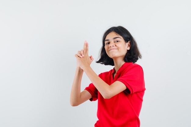 Chica joven expresiva posando en el estudio