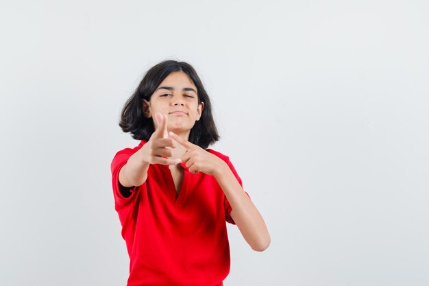 Chica joven expresiva posando en el estudio