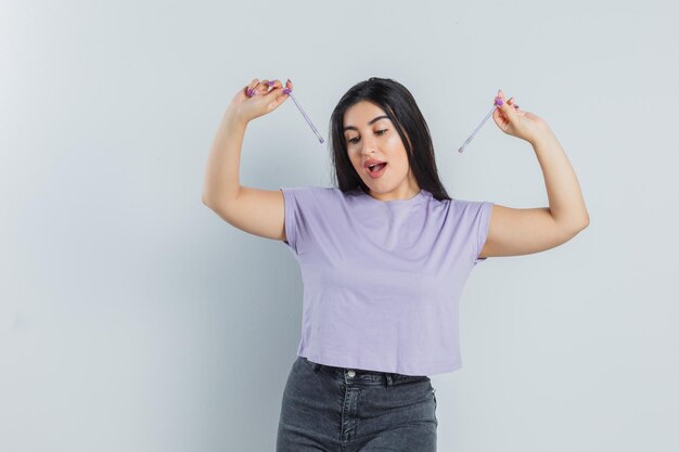 Chica joven expresiva posando en el estudio