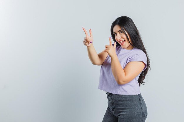 Chica joven expresiva posando en el estudio