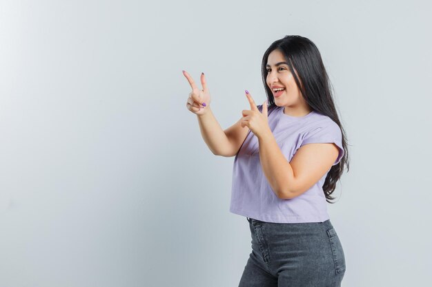 Chica joven expresiva posando en el estudio