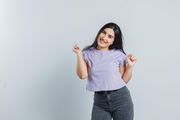 Chica joven expresiva posando en el estudio