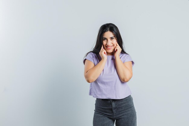 Chica joven expresiva posando en el estudio