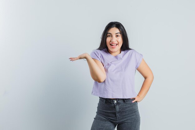 Chica joven expresiva posando en el estudio