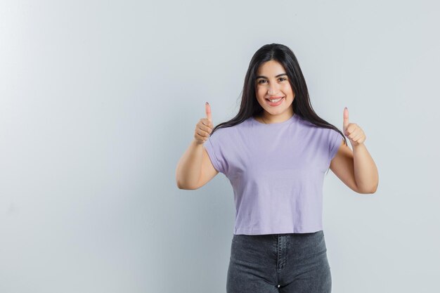 Chica joven expresiva posando en el estudio