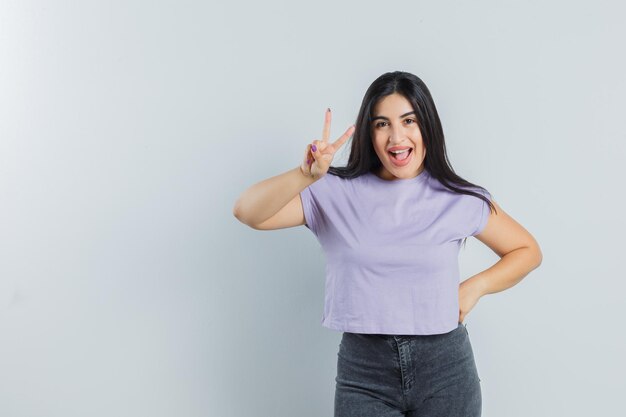 Chica joven expresiva posando en el estudio