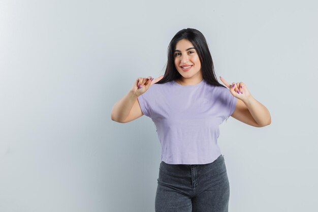 Chica joven expresiva posando en el estudio