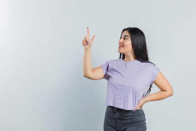 Chica joven expresiva posando en el estudio