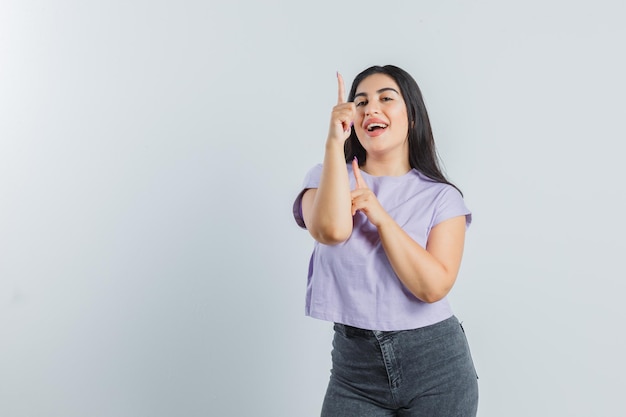 Chica joven expresiva posando en el estudio