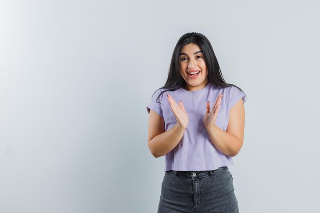 Chica joven expresiva posando en el estudio