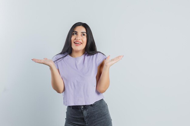 Chica joven expresiva posando en el estudio