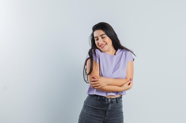 Chica joven expresiva posando en el estudio