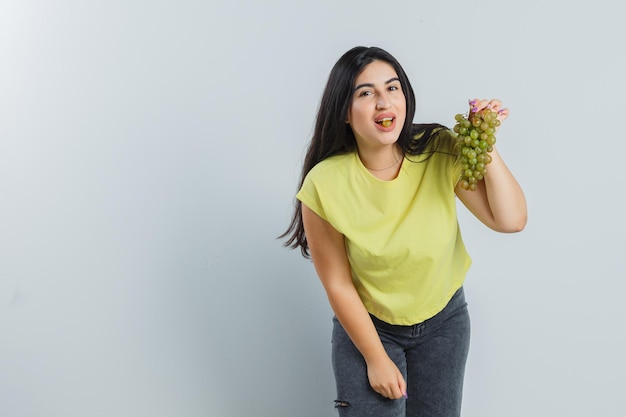 Chica joven expresiva posando en el estudio