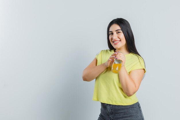 Chica joven expresiva posando en el estudio