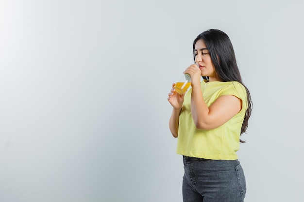 Chica joven expresiva posando en el estudio