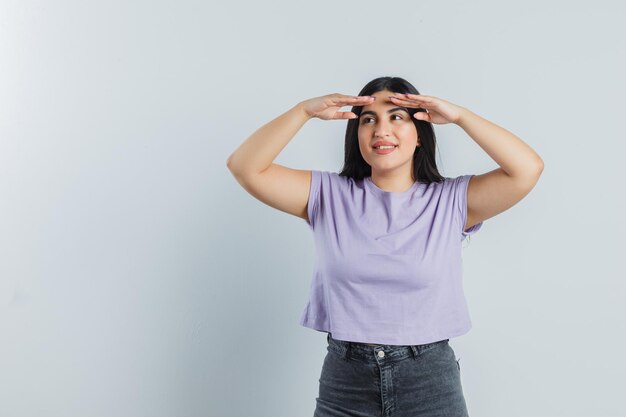 Chica joven expresiva posando en el estudio