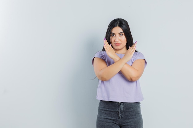 Foto gratuita chica joven expresiva posando en el estudio