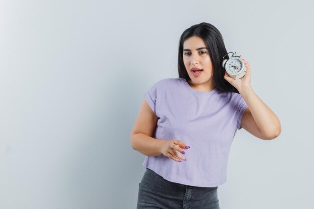 Chica joven expresiva posando en el estudio