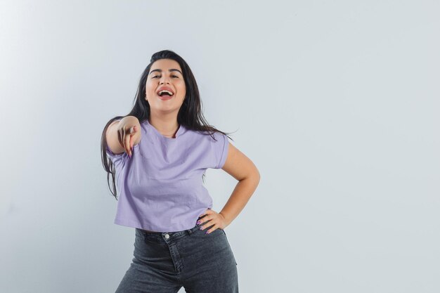 Chica joven expresiva posando en el estudio