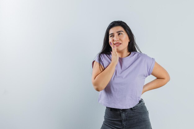 Chica joven expresiva posando en el estudio