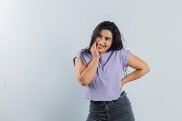 Chica joven expresiva posando en el estudio