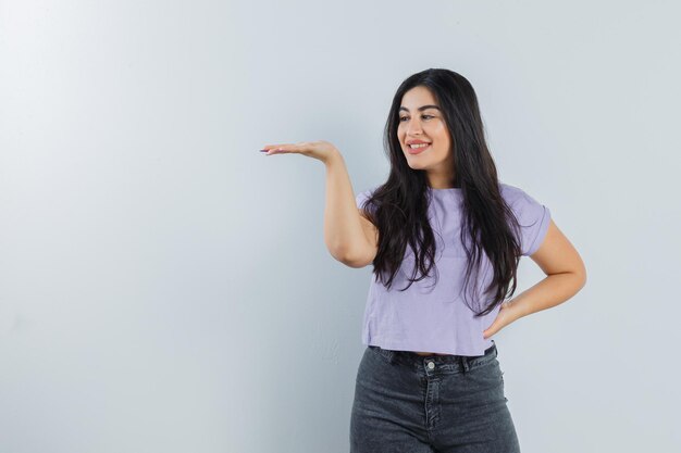 Chica joven expresiva posando en el estudio