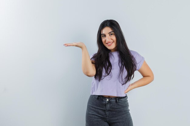 Chica joven expresiva posando en el estudio