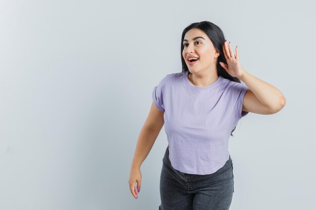 Chica joven expresiva posando en el estudio