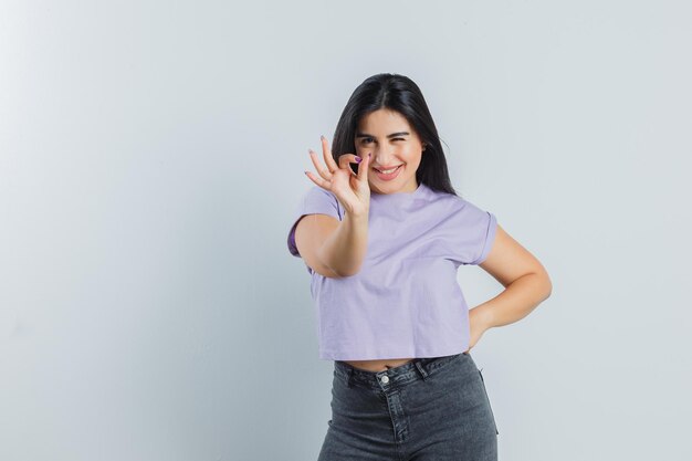 Chica joven expresiva posando en el estudio