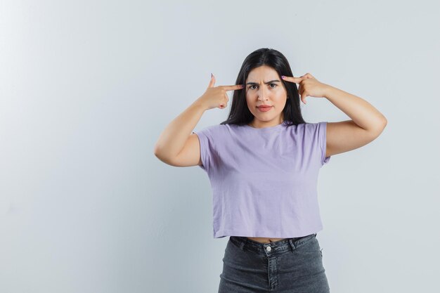 Chica joven expresiva posando en el estudio