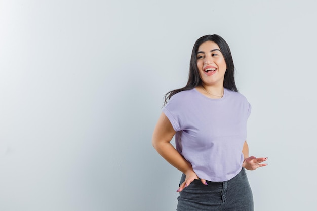 Chica joven expresiva posando en el estudio