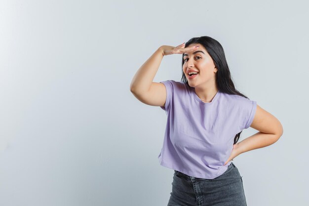 Chica joven expresiva posando en el estudio