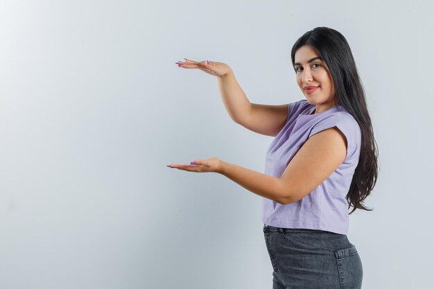 Chica joven expresiva posando en el estudio