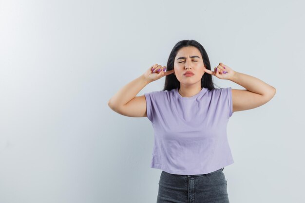 Chica joven expresiva posando en el estudio