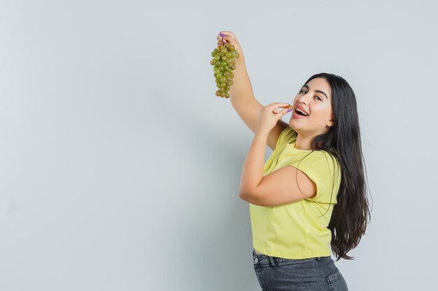 Chica joven expresiva posando en el estudio